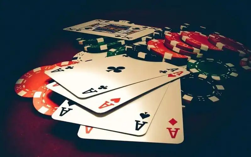 Layar putaran bonus gratis Diamond Empire dengan multiplier aktif