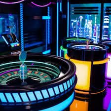Dealer profesional menyiapkan kartu dalam permainan Dragon Tiger Live
